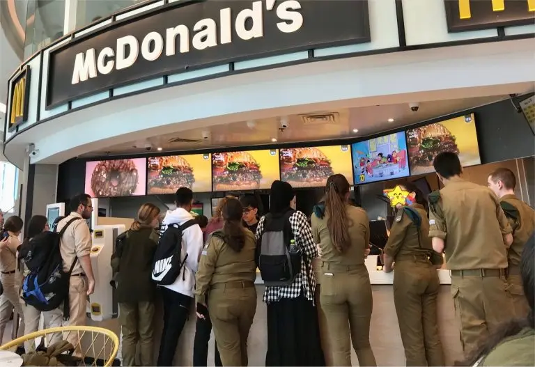 McDonald's: «Εμφύλιος» στη Μέση Ανατολή για τα δωρεάν γεύματα στο Ισραήλ
