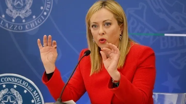 Μελόνι εναντίον Stellantis: Γιατί κήρυξε πόλεμο στην αυτοκινητοβιομηχανία