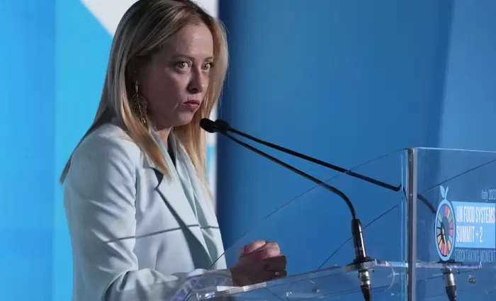 Η Μελόνι αναλαμβάνει «πλήρη ευθύνη» για τον τραπεζικό φόρο