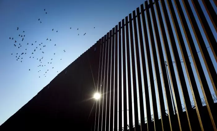 Δικαστής απαγόρευσε στον Τράμπ χρήση κονδυλίων για το τείχος του Μεξικό 