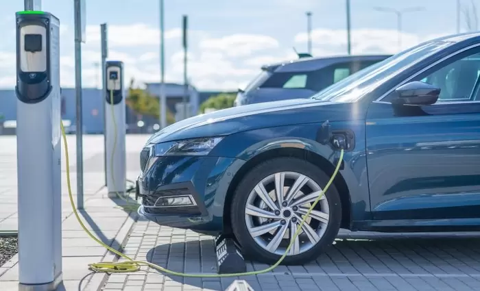 Κομισιόν: Επιβάλλει δασμούς σε εισαγώμενα οχήματα από την Κίνα