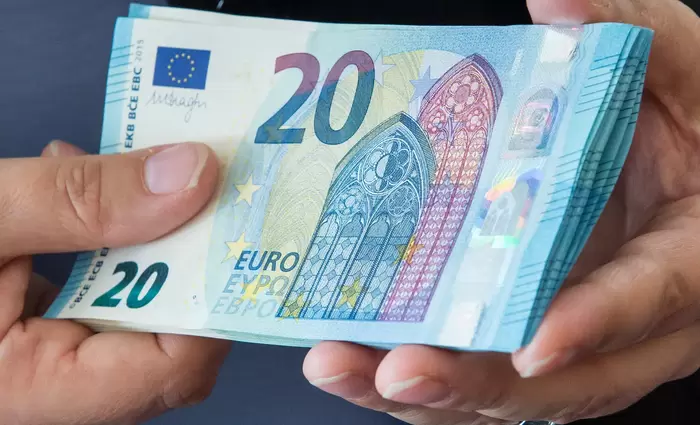 Άρχισε η «πλειοδοσία» για κατώτατο – Τα €1.128 ο σταδιακός στόχος, λέει η ΣΕΚ