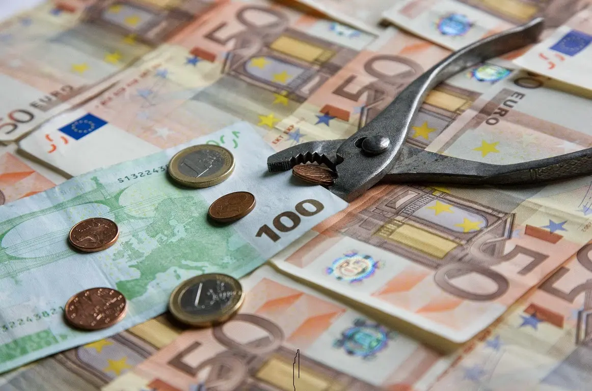 ΥΠΟΙΚ: Αν δεν προσέξουμε, το 50% των δαπανών θα καταλήγουν στους δημόσιους υπαλλήλους