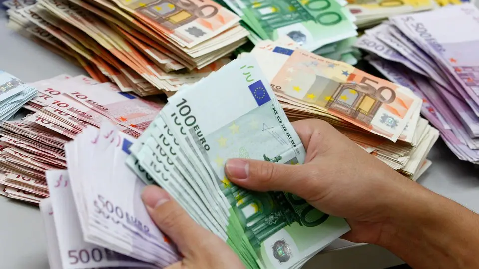 Κατά δεκάδες εκατομμύρια αυξήθηκαν οι απολαβές των δημοσίων το 2024