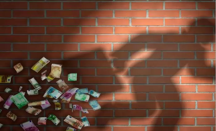 Καταιγίδα μηνύσεων για φοροδιαφυγή και ξέπλυμα χρήματος