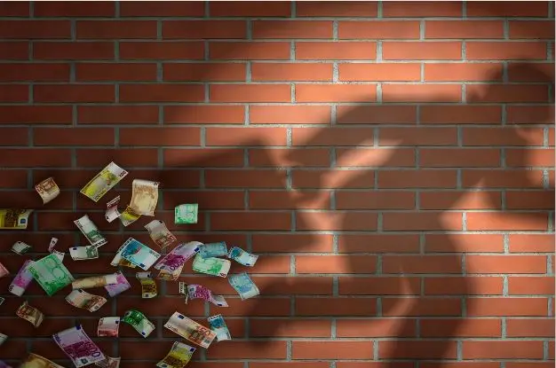 Καταιγίδα μηνύσεων για φοροδιαφυγή και ξέπλυμα χρήματος