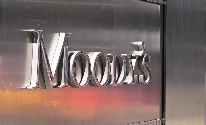 ΗΠΑ: Ο οίκος αξιολόγησης Moody’s υποβαθμίζει το αξιόχρεο τραπεζών