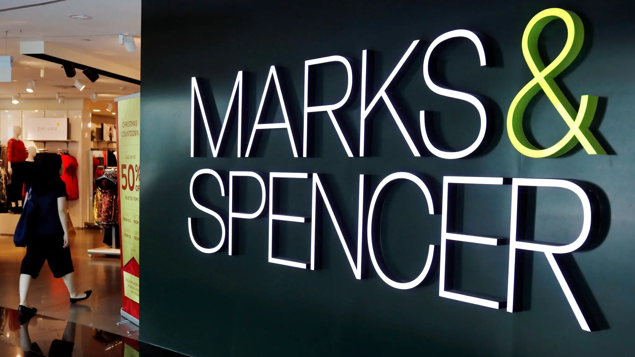 Βρετανία: H Marks & Spencer αυξάνει τους μισθούς των υπαλλήλων για 2η φορά το 2022