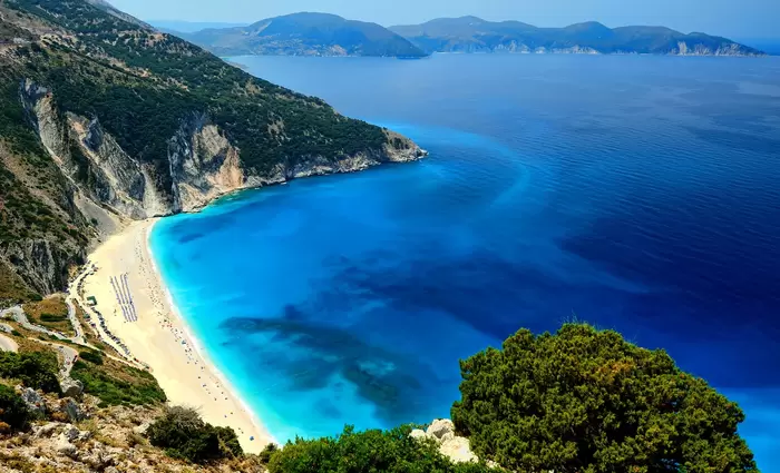 Reuters: Η Ελλάδα ετοιμάζει ξαπλώστρες και ομπρέλες από τον Μάϊο