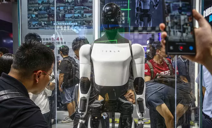 Έλον Μασκ εναντίον Κίνας για την «πρωτιά» στη ρομποτική