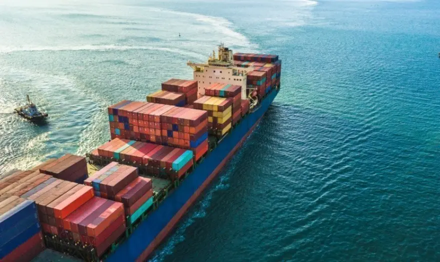 Fitch: Οι διαταραχές στην Ερυθρά ωφελούν τα κέρδη ναυτιλιακών εταιρειών