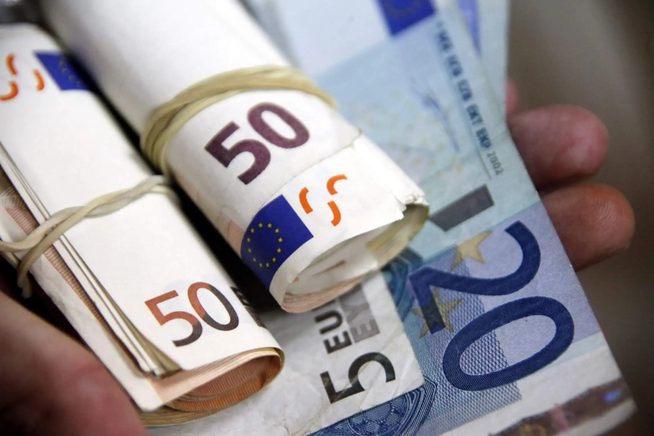 Εντυπωσιακή αύξηση καταθέσεων λόγω κορωνοϊού
