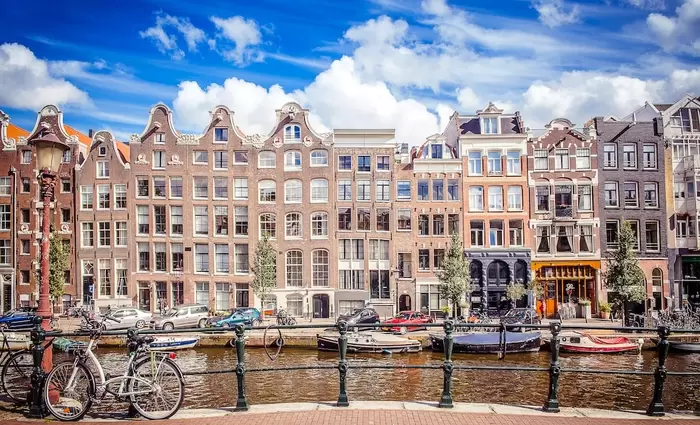 Η Ολλανδία κλείνει τα σύνορα σε μη Ευρωπαίους ταξιδιώτες