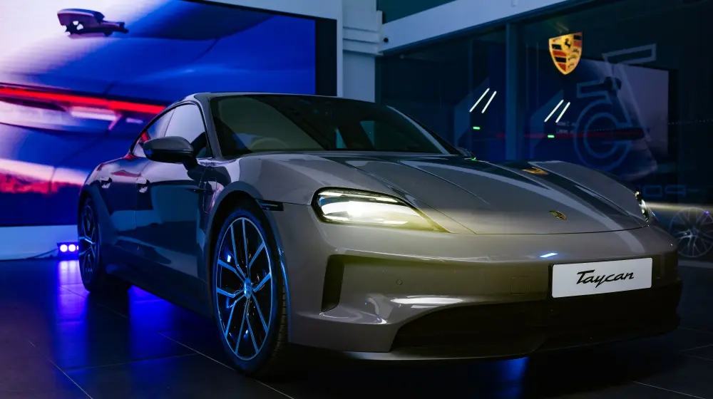 Λαμπερή παρουσίαση του νέου ηλεκτρικού Porsche Taycan