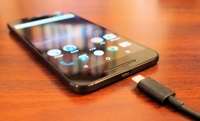 Οι Ευρωβουλευτές ζητούν κοινό φορτιστή για όλα τα κινητά