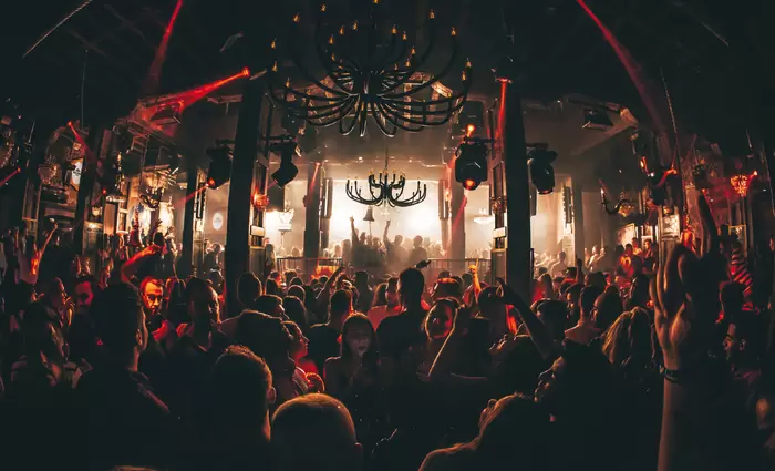 Απαιτούν την επαναλειτουργία των κέντρων νυχτερινής διασκέδασης