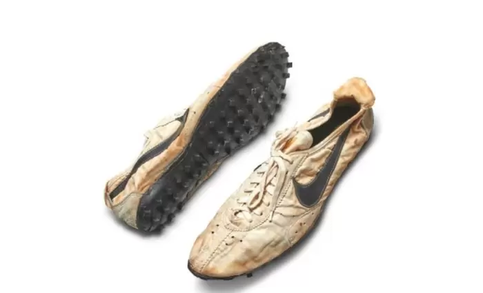 Ένα από τα πρώτα ζευγάρια Nike πουλήθηκε για $437.500 