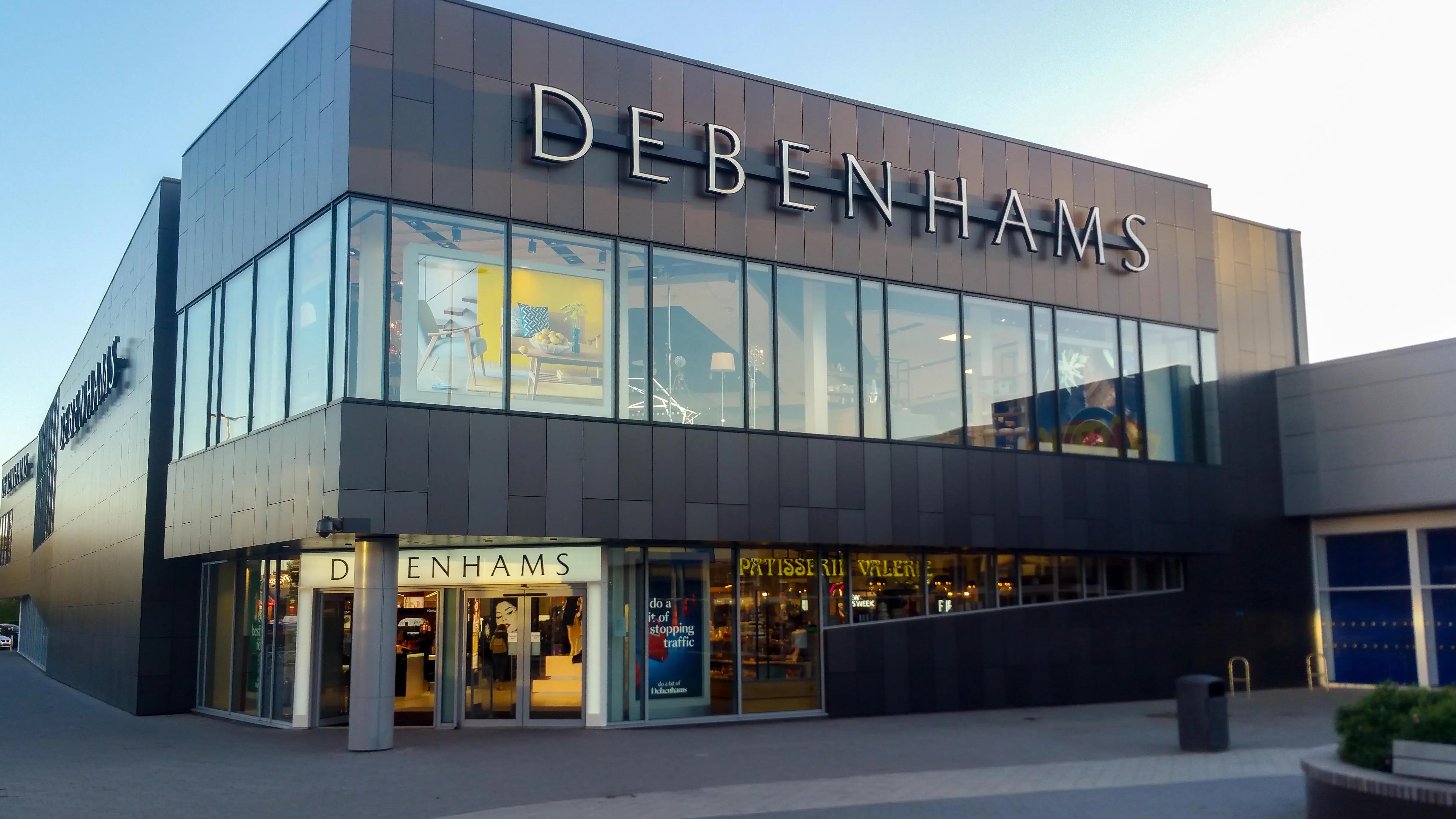 Κλείνουν τα Debenhams - Απολύονται 12.000 άτομα