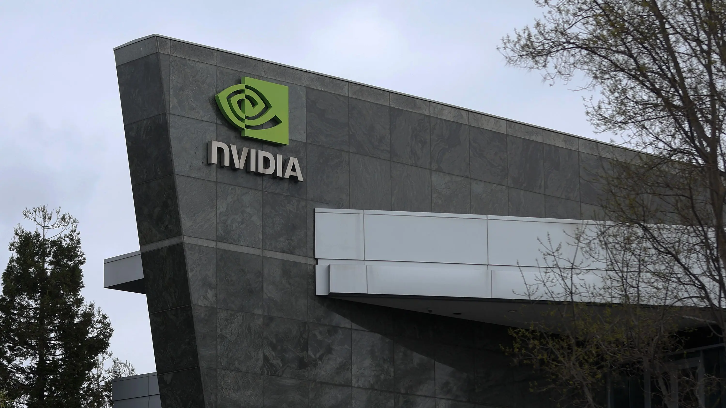 Ηλεκτρικό «μπλακ άουτ» στην καρδιά της Nvidia – Οι επενδύσεις των δισ. σε αναμονή