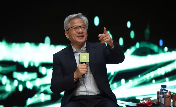 Τζένσεν Χουάνγκ: Δεν υπάρχει «φούσκα» στην τεχνητή νοημοσύνη – Οι σκιές πίσω από την έκρηξη της Nvidia