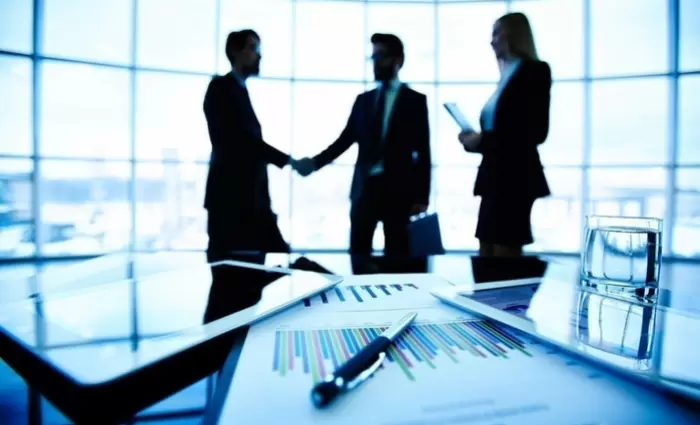 Η Warner Bros. κλείνει μια χρονιά-ρεκόρ $4,5 τρισ. σε εξαγορές και συγχωνεύσεις