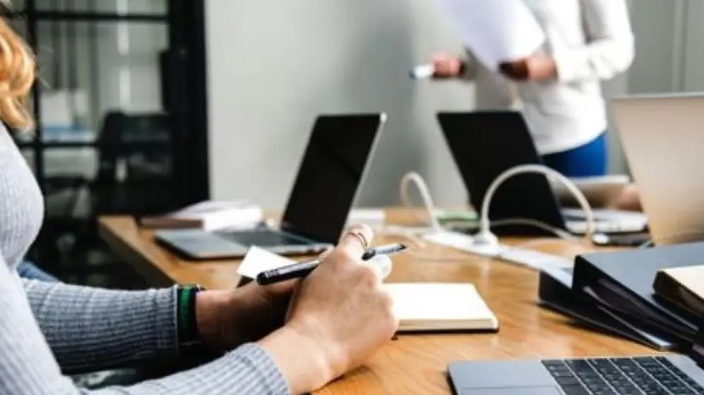 Οι θέσεις γραφείου που εξαφανίζονται - Τι προβλέπουν οι ειδικοί για την επόμενη δεκαετία