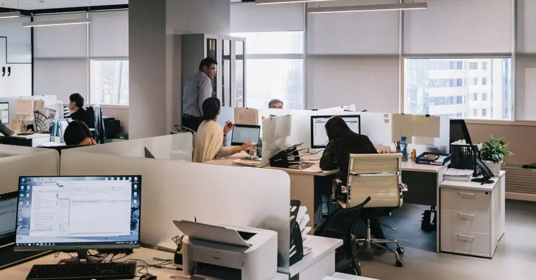 «Χάνει έδαφος» η επιστροφή στο γραφείο;