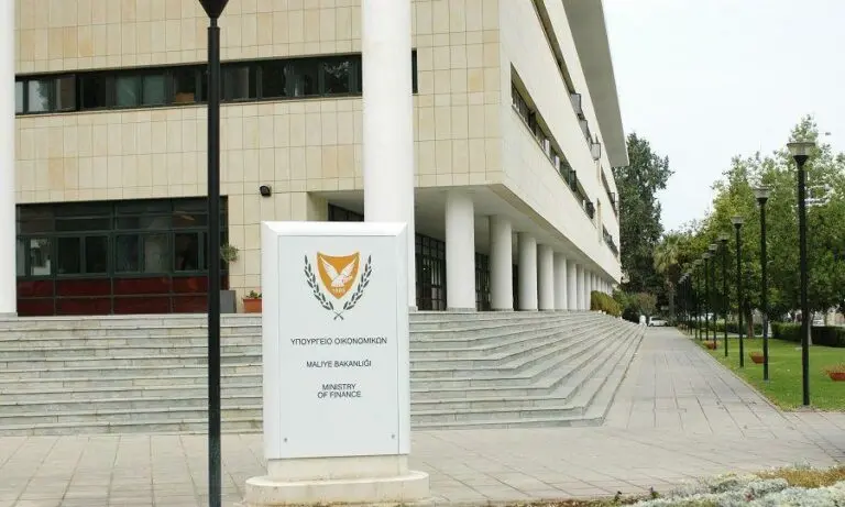 ΥΠΟΙΚ: Καμία αύξηση στους μισθούς του ΠτΔ και των Υπουργών