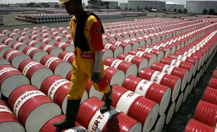 Πέφτει το πετρέλαιο