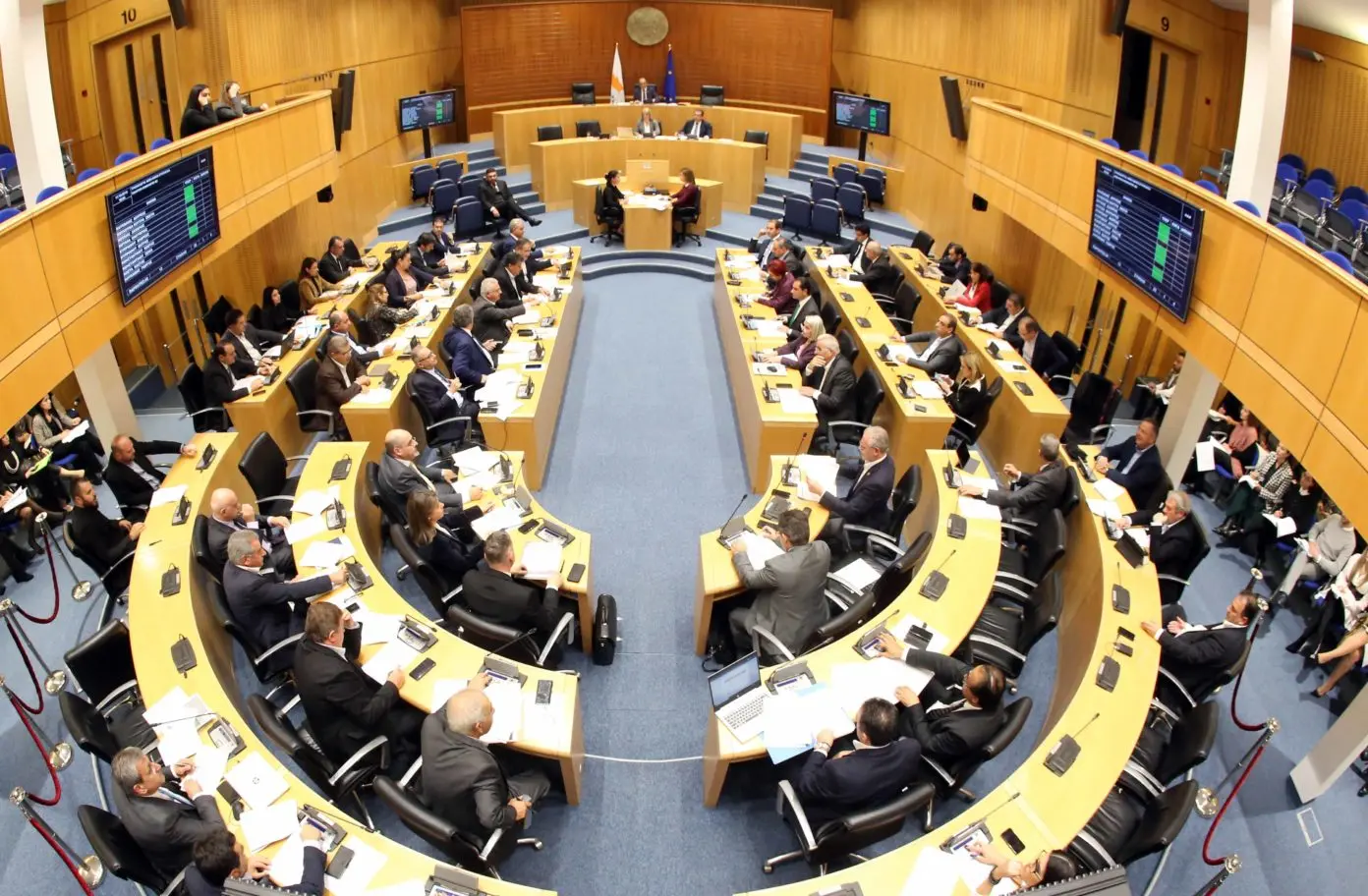 Μέτρα για την στήριξη της Οικονομίας  - Ο λόγος τώρα στην Βουλή