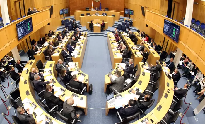 Η Βουλή συνεδριάζει για ενοίκια καταστημάτων και κουπόνια ταξιδίων