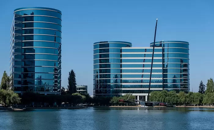 Oracle: Ιστορικό υψηλό για τη μετοχή από τις προβλέψεις για το cloud