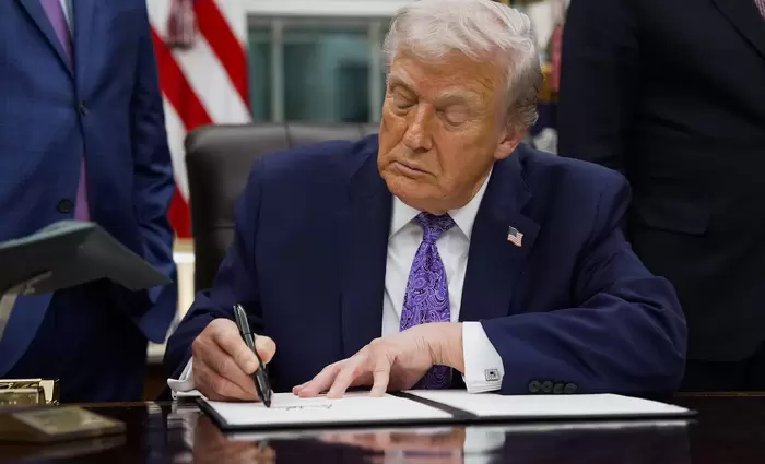 Δασμοί Τραμπ: Απειλή για επιβολή 25% σε χώρες με εμπορικές συναλλαγές με το Ιράν