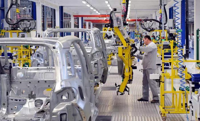 Ο πόλεμος στην Ουκρανία αλλάζει τους στόχους των αυτοκινητοβιομηχανιών