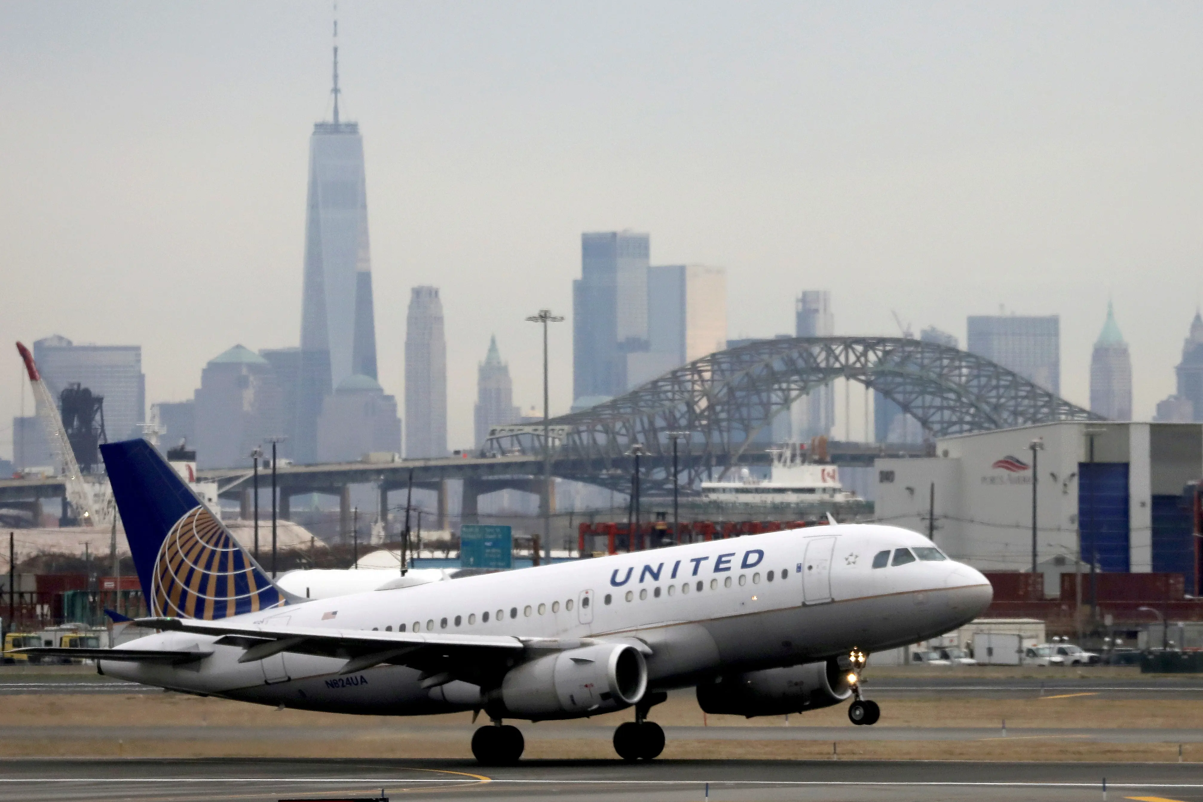 Η United Airlines θα πληρώσει το μεγαλύτερο πρόστιμο που επιβλήθηκε σε αεροπορική