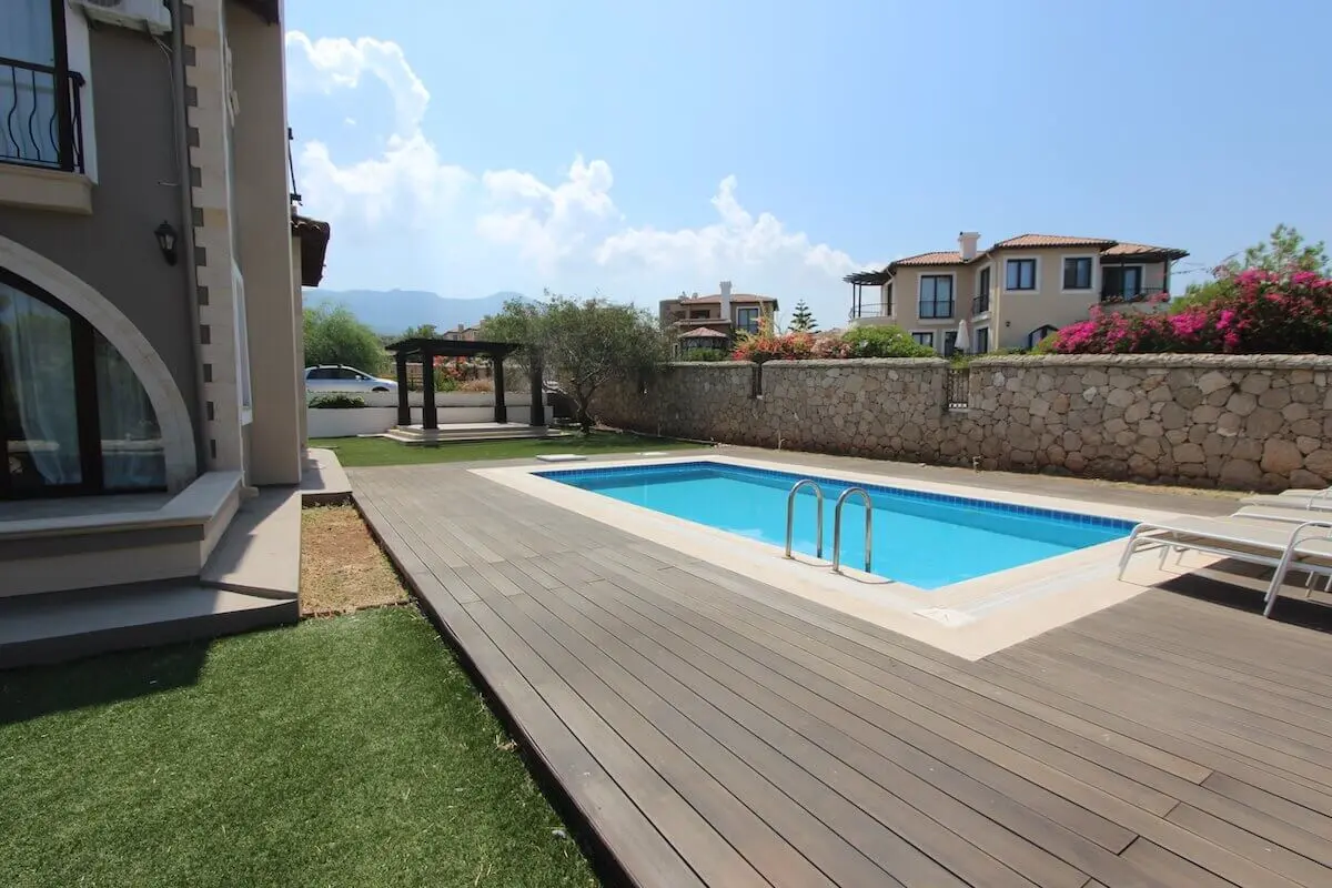 Ξένοι αγοράζουν ακίνητα στα κατεχόμενα