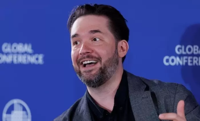 Στην κούρσα για αγορά του TikTok και ο συνιδρυτής του Reddit