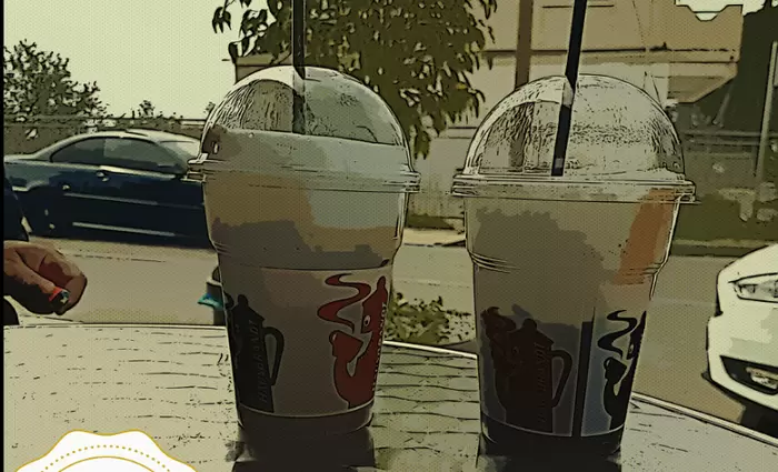 Ένα κυπριακό cafe α λα Ελληνικά που προσφέρει καφέ με 1 ευρώ