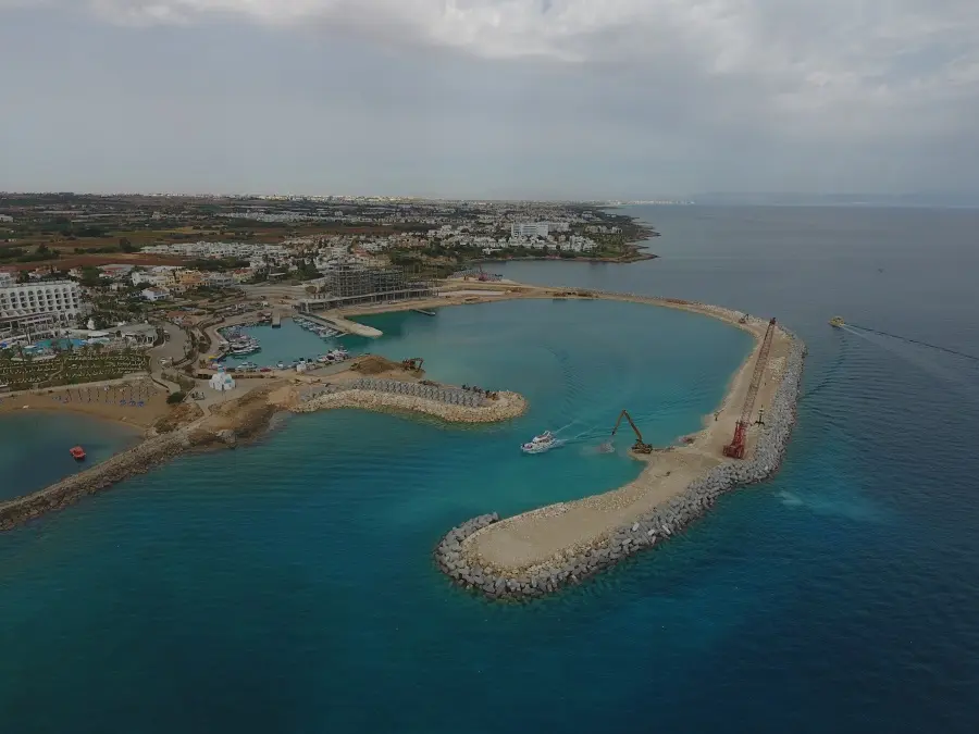 Ολοκληρώθηκε η κατασκευή και θωράκιση του εξωτερικού μετώπου του προσήνεμου βραχίονα της Μαρίνας Παραλιμνίου!