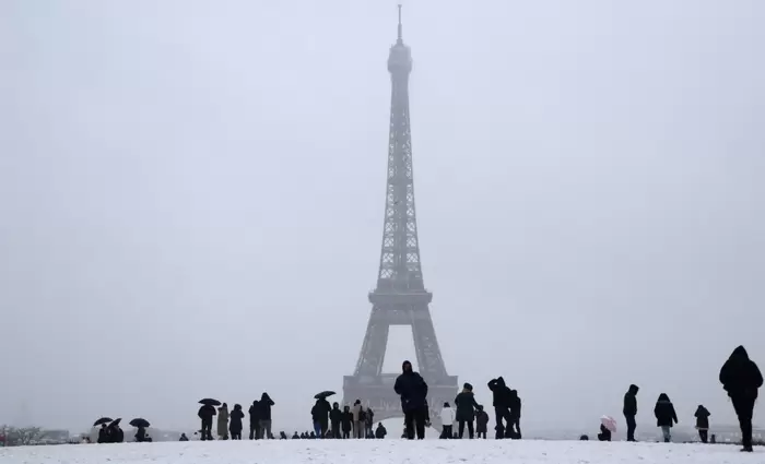 Χιόνια παραλύουν τη δυτική Ευρώπη - Ακυρώσεις πτήσεων σε Γαλλία και Ολλανδία