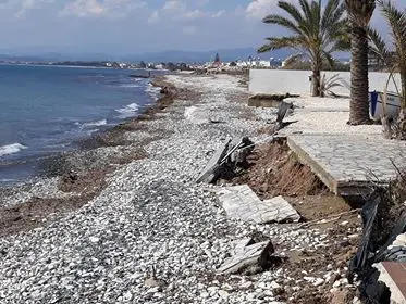 Διαβρώνονται οι παραλίες Βορόκληνης και Περβολιών