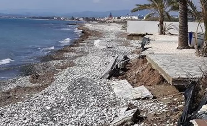 Διαβρώνονται οι παραλίες Βορόκληνης και Περβολιών