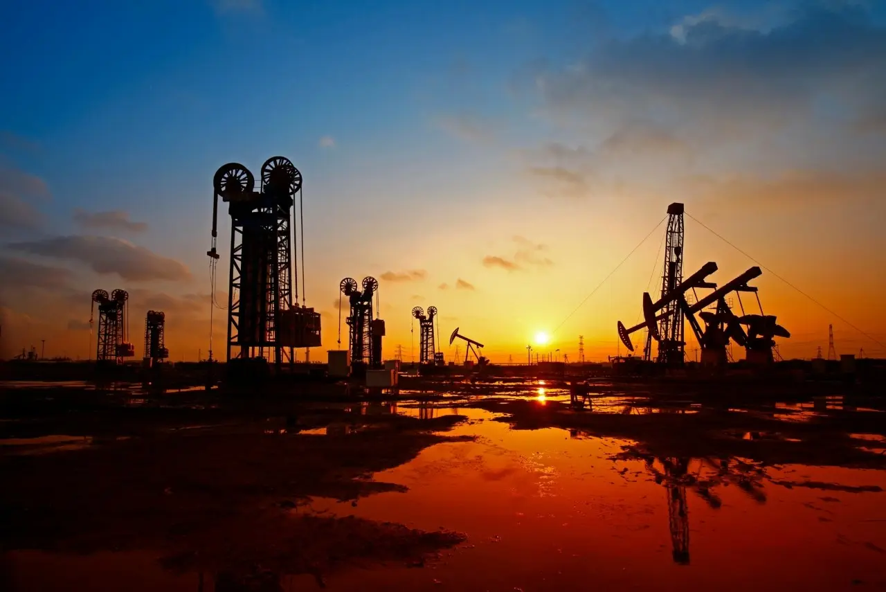 Πετρέλαιο: Παγιδευμένο ανάμεσα στο καλοκαιρινό όριο των $70 και στους φόβους για πλεόνασμα