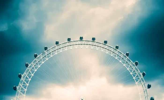 Συρρίκνωση και φόβοι ύφεσης για τη βρετανική οικονομία 