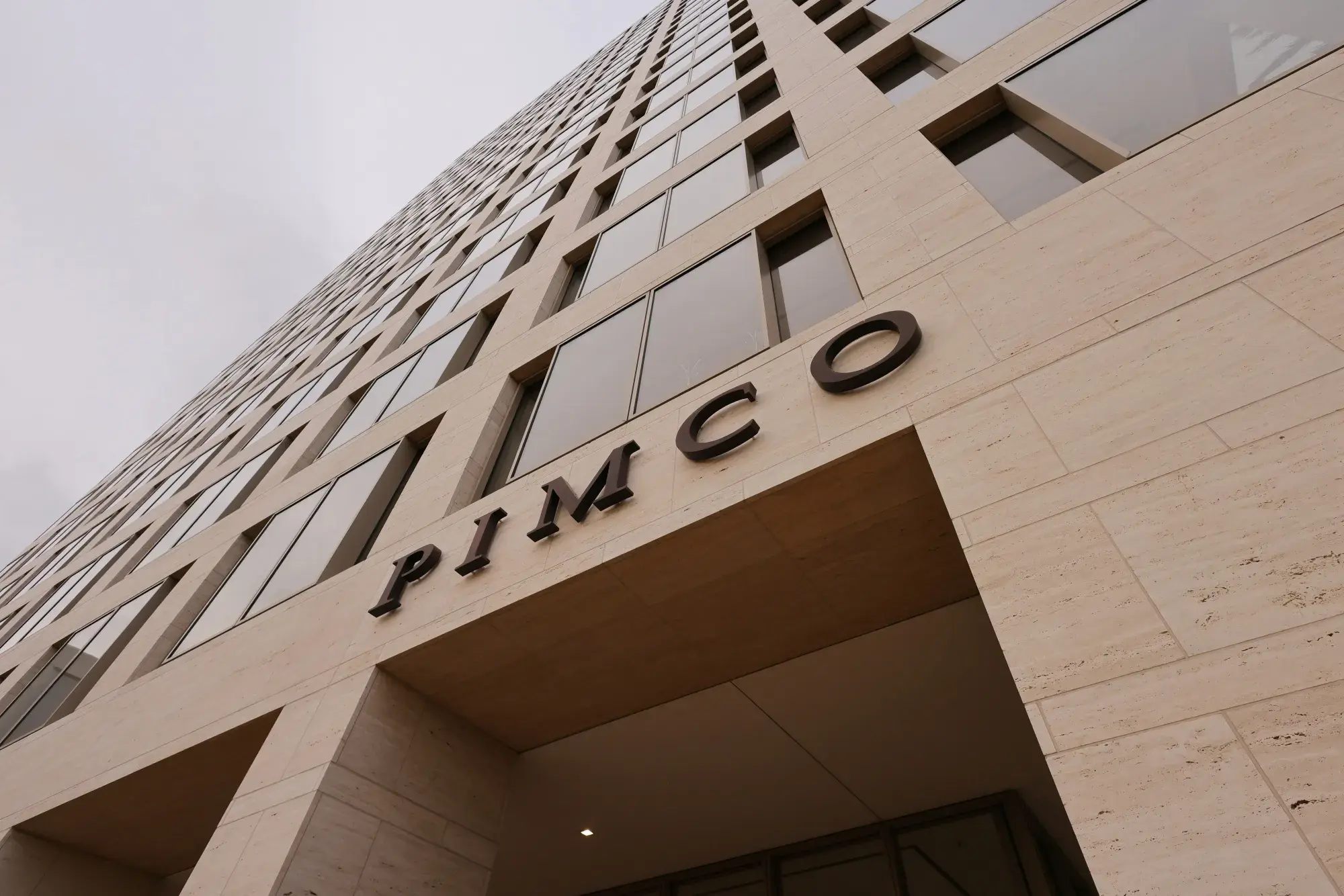 PIMCO: Η πολιτική πίεση προς τον Πάουελ μπορεί να κρατήσει τα επιτόκια ψηλά