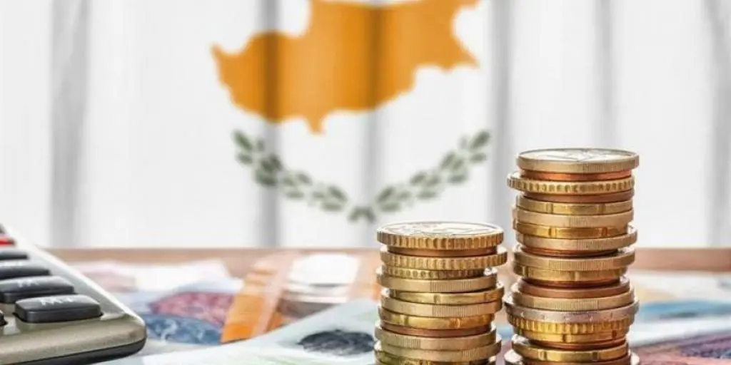 Ανάπτυξη 2,9-3,1% και Δημόσιο Χρέος στο 43,3% έως το 2028, σύμφωνα με το Στρατηγικό Πλαίσιο