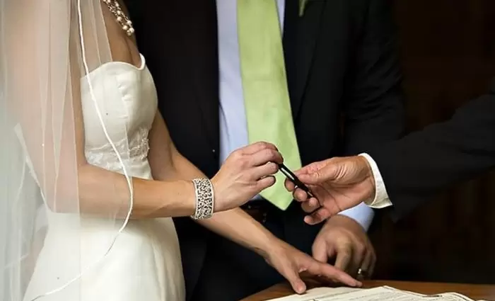 Τέλος οι πολιτικοί γάμοι μέχρι τις 30 Απριλίου