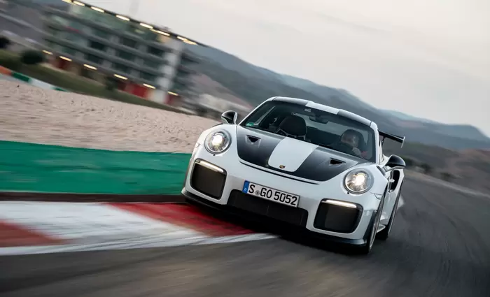 Σαρώνει τα ρεκόρ στις πίστες η Porsche 911 GT2 RS