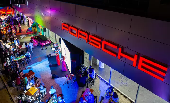 Αφιέρωμα στα 75 χρόνια υπεροχής εμβληματικών αυτοκινήτων Porsche