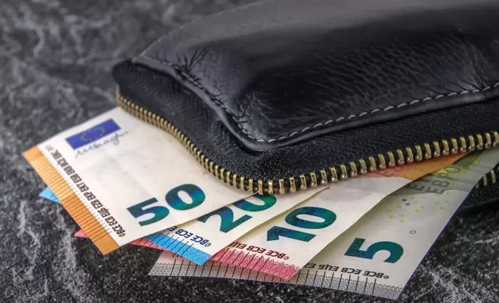 Πότε μπαίνουν στους λογαριασμούς τα ειδικά επιδόματα από το κράτος;